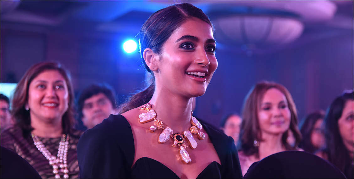 Pooja Hegde flashes her pearly whites