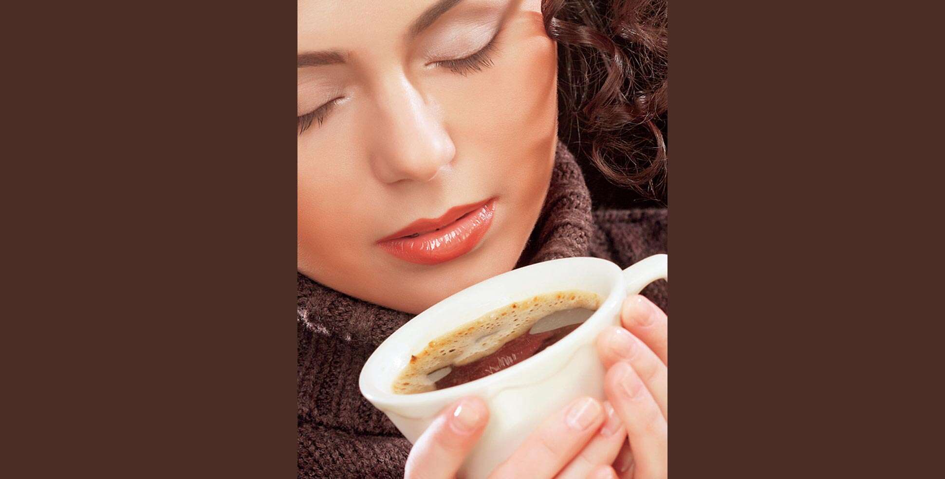Удовольствие с утра. Девушка с кофе. Женщина с чашкой кофе. Девушка с чашечкой чая. Девушка пьет кофе.