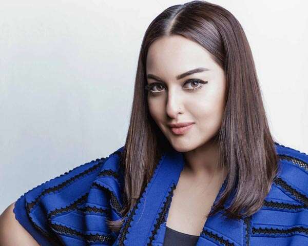 Sonakshi Sinha Fan Page 💕's Instagram photo: “Uh can we please get the  short hair back? 🥴💛 (Throwback - Aki… | Short hair back, Short hair styles,  Sonakshi sinha