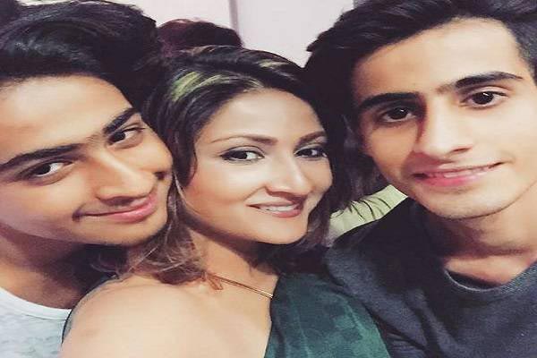 Urvashi Dholakia posts picture of her and sons' tattoos | Femina.in