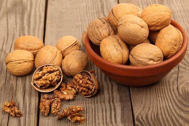 Walnuts strengthen hair cuticles