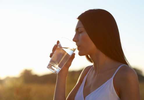 Can dehydration help in weight loss?