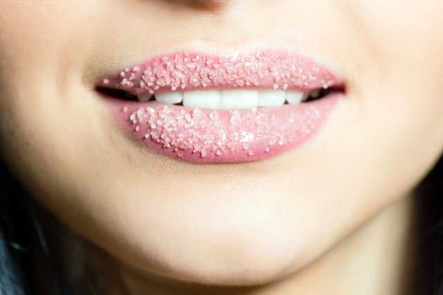 Baking soda for soft, pink lips