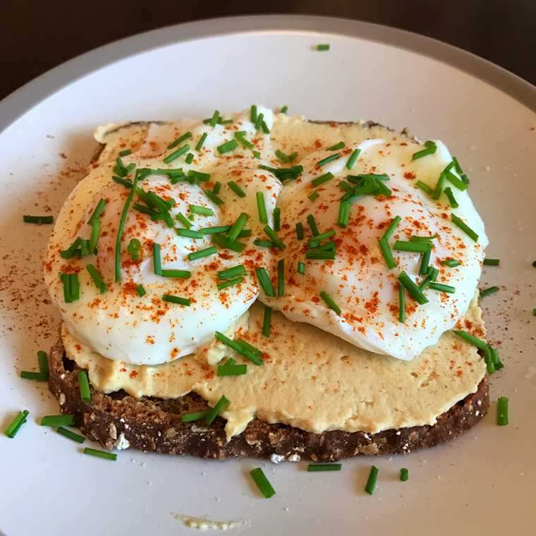 Hummus và trứng luộc trên bánh mì nướng