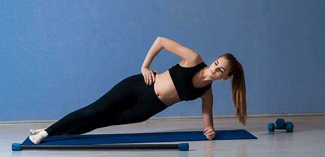 Side plank with dumbbell raises to reduce arm fat