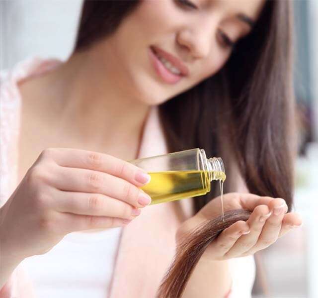 Aplique óleo de cabelo quente Dicas caseiras de cuidados capilares