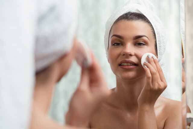 Skincare tips for oily skin is use toner for oily skin