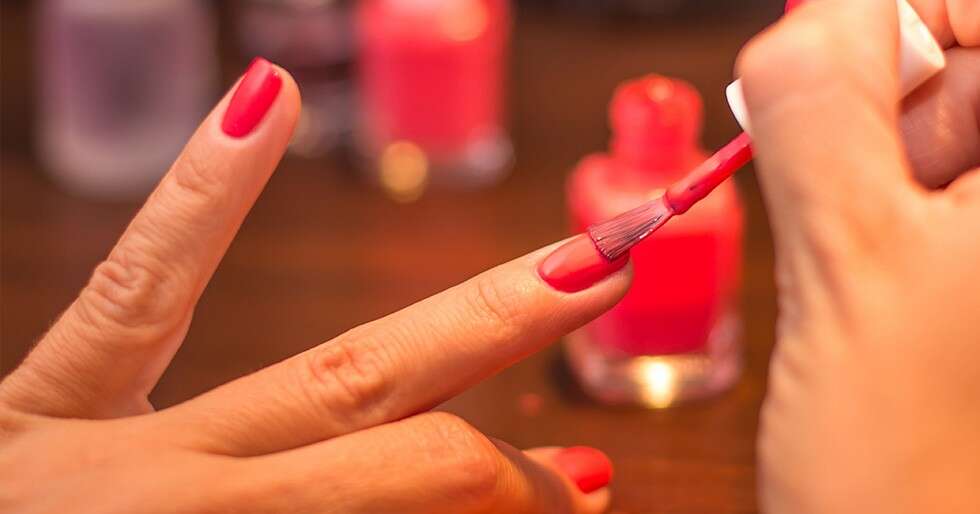 Девушка красит ногти. Накрашенные ногти на руках. Почему накрашенные ногти. Девушка красит ногти в красный цвет. Почему накрашенные ногти.