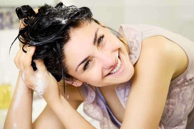 Laver les cheveux pour garder les cheveux lisses et soyeux