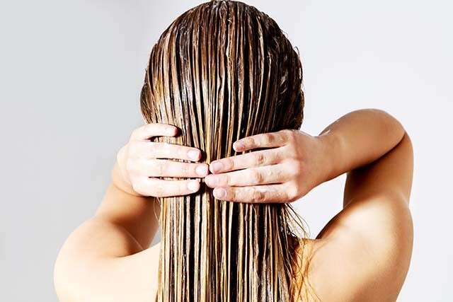 Gardez les cheveux hydratés pour des cheveux lisses et soyeux