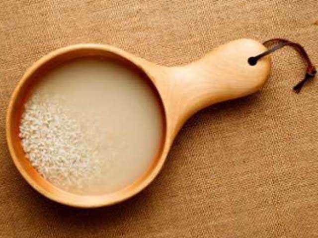 Rinse Your Hair With Rice Water To Delay The Onset Of White Hair