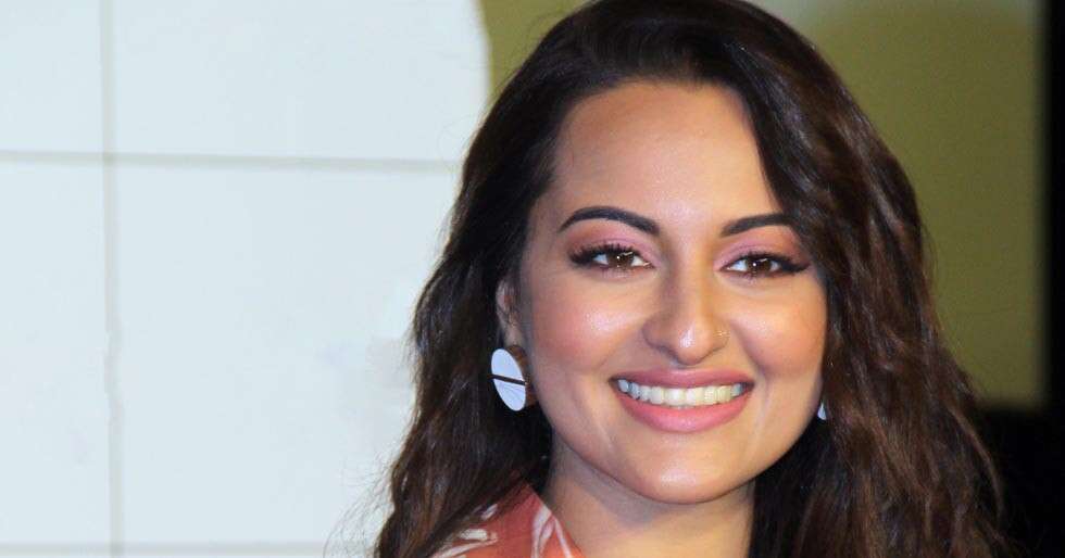 Sonakshi Sinha Shows Us How To Flaunt Monochromatic Makeup 