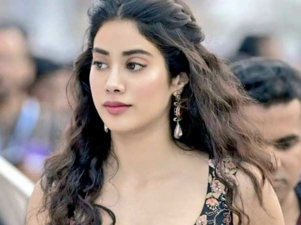 Janhvi Kapoor`s classy black outfits