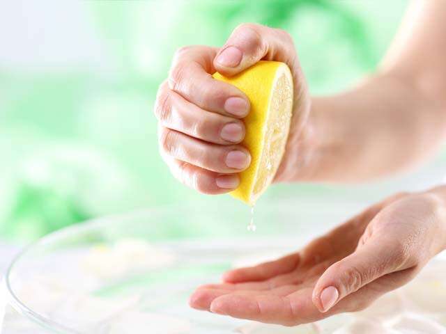 Apply Fresh Lemon Juice On Your Hands