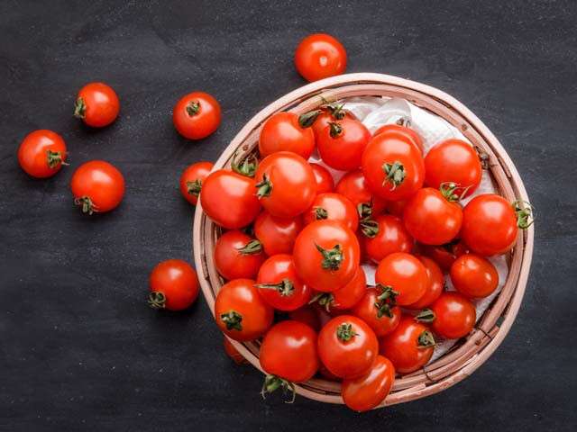 Remove Tan From Your Hands With Tomatoes 