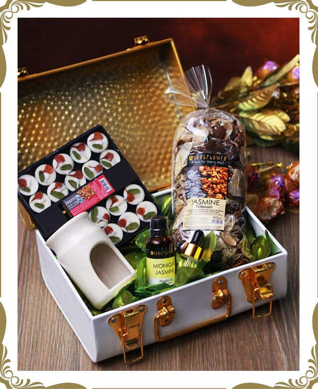 Buy Blasta Luxury Gift Hamper with Dryfruit and Sweets STDFS6008 Online |  All India Delivery | SnakTime.in