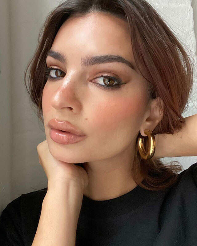 Get Emily Ratajkowskis Go To Instagram Makeup Look 