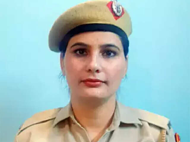 Delhi Police Girl Sex With Officers Videos - Delhi Woman Constable Traces 76 Missing Kids, Gets Out-Of-Turn Promotion |  Femina.in