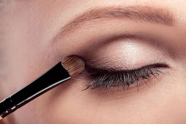 An Eye Shading Brush Offers Rich Eyeshadow Application