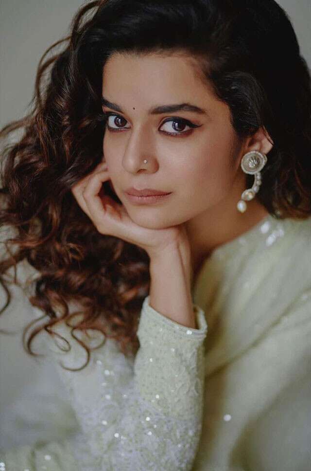 Styles For Curly Hair On Traditional Outfits 