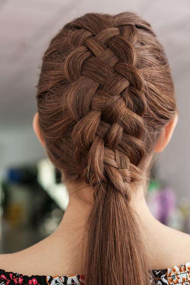Easy DIY hairstyles for official calls 