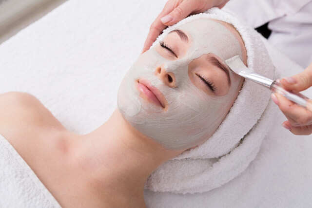 Step-By-Step Guide To Giving A Perfect Facial At Home | Femina.in