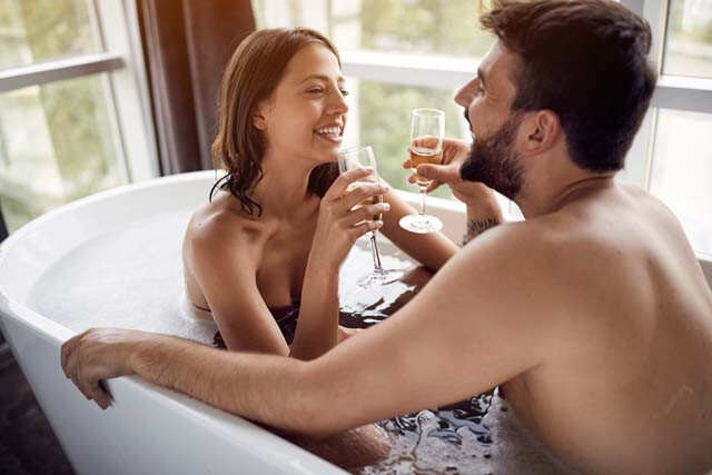 Romantic Couple Using Chocolate When Sex - 5 Creative (But Messy) Ways To Use Chocolate In Your Bedroom | Femina.in