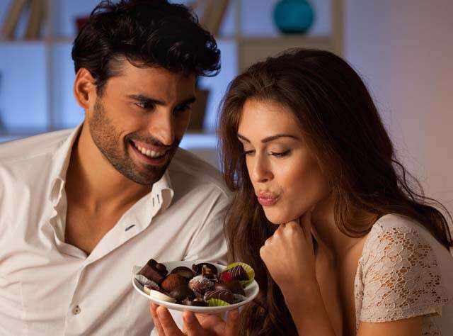 Romantic Couple Using Chocolate When Sex - 5 Creative (But Messy) Ways To Use Chocolate In Your Bedroom | Femina.in