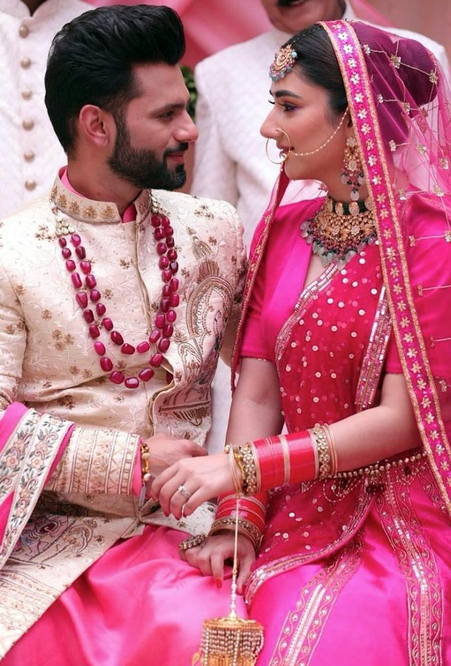 Matching couples top 30+ ideas dresess for wedding Top class couple dress's  collection of 2020-2… | Couple wedding dress, Indian wedding outfits,  Bridal lehenga red