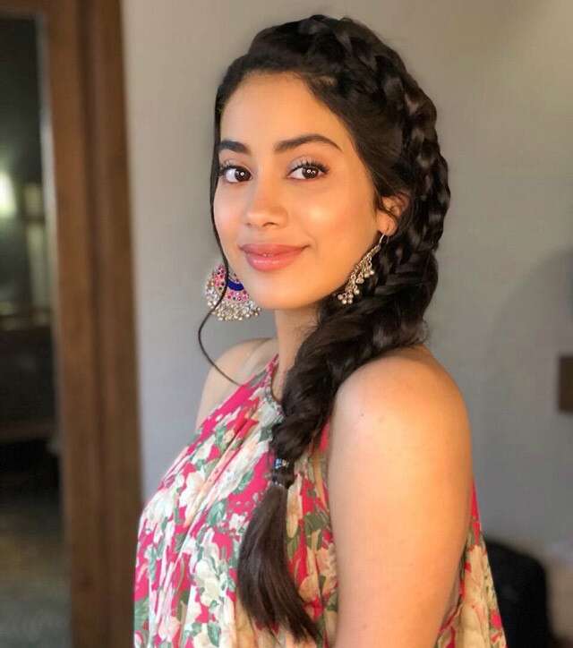 Janhvi Kapoor Hairstyles That Are Super Cute! 