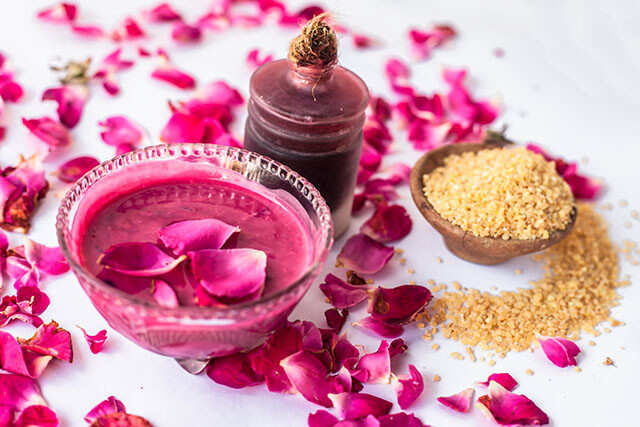 රෝස් වතුරේ පුරාණ භාවිතයන්