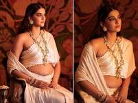 Sonam Kapoor’s Look Is Flaunting Her Baby Bump And Breaking The Internet