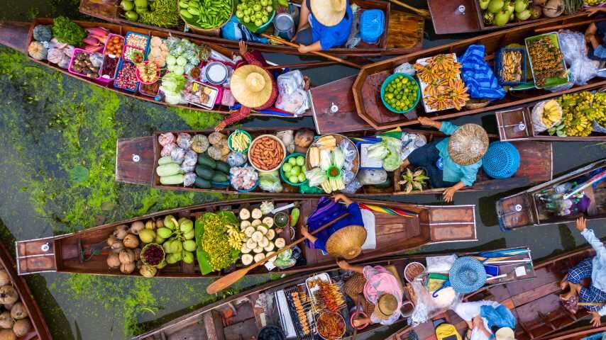 i Thailand is easier to visit - floating market