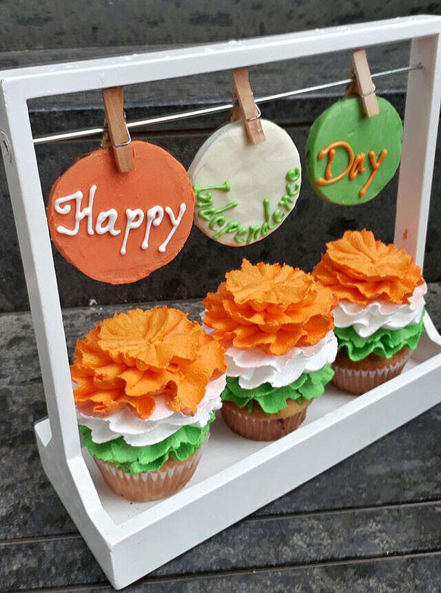 Tri-coloured / tiranga cake for independence/republic day celebration •  wall stickers people, layer, pastry | myloview.com