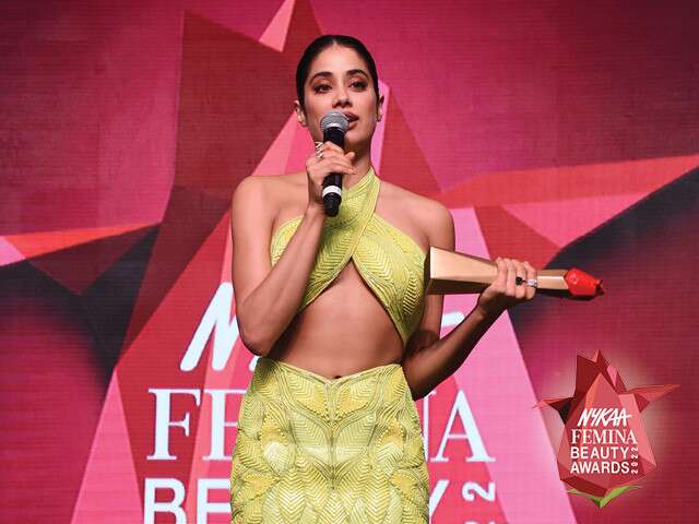 Janhvi Kapoor Wins The Screen Stealer Of The Year At #NFBA2022
