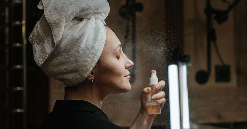 5 Luxe Makeup Fixing Sprays That Lock In Your Makeup Like A Boss - Vimarsana News