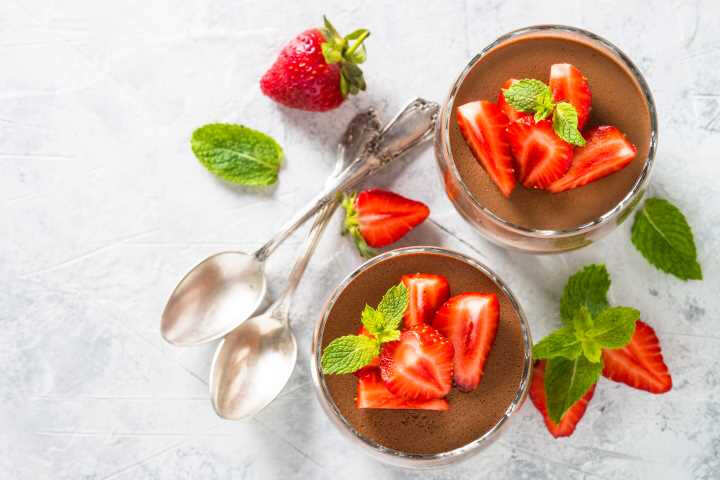 t healthy snacks for kids - strawberry chocolate yoghurt parfait