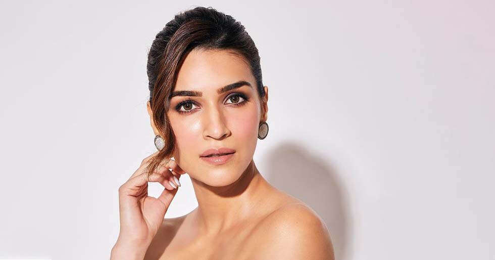 Kriti Sanon’s Glowy Makeup Is The Perfect Escape On A Gloomy Day 