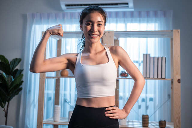 Slim, bodybuilder girl, does the exercises for arms in the gym. Sports  concept, fat burning and a healthy lifestyle Stock Photo - Alamy