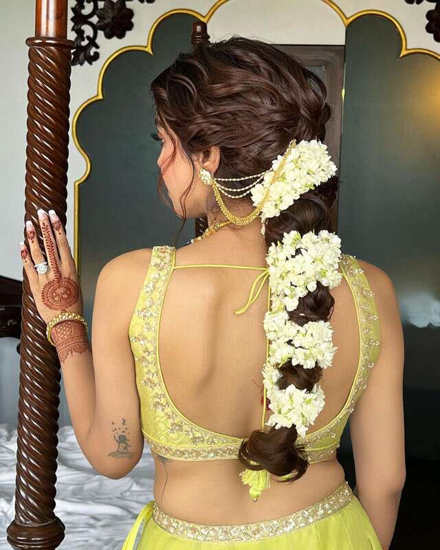 Penteados de tranças longas para noivas indianas