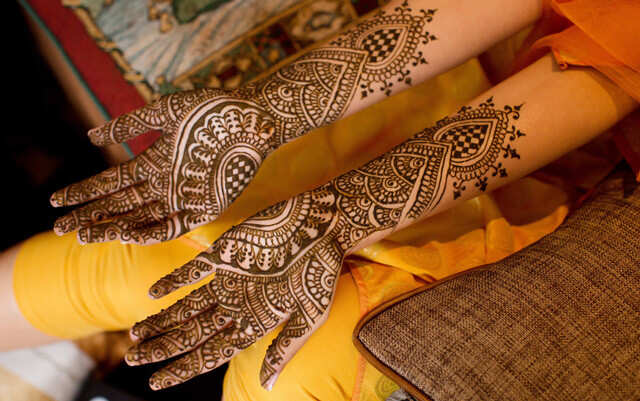 Minimalist & OTT Bridal Mehendi Designs For The Shaadi Season | Femina.in