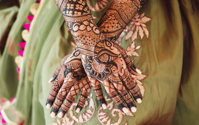 Photo of Simple bridal mehendi with jail and peacock design