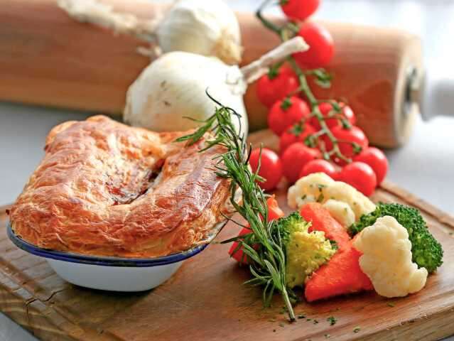 i Dubai casual dining - The Rose & Crown - vegetable pie