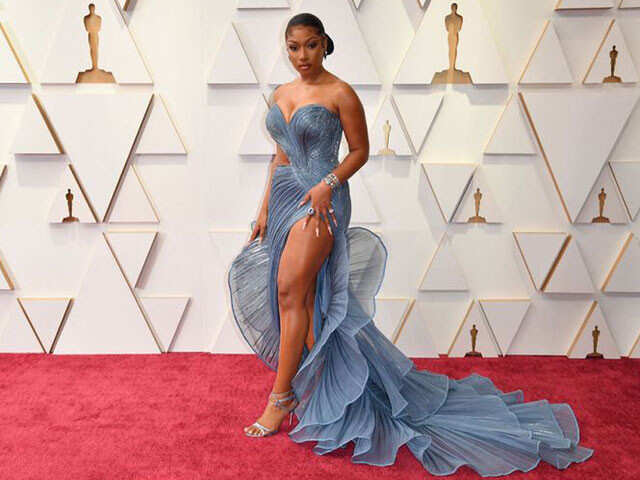 Oscars Red Carpet 2022: The Academy Awards 2022 Style Trend Is the Dramatic Red  Dress—See Pics