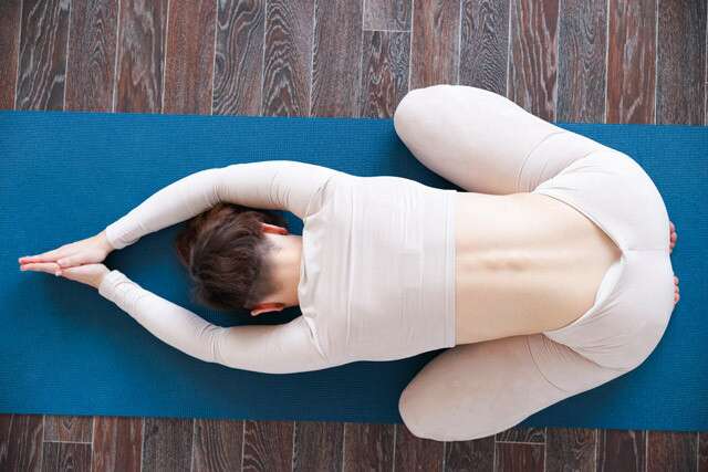 7 Energizing Kundalini Yoga Poses and Kriyas | YouAligned.com