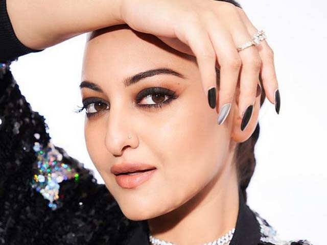 Sonakshi Sinha Nail Art: आपके हाथों की खूबसूरती पर लग जाएंगे चार चांद, बस  एक बार सोनाक्षी सिन्हा के इन नेल आर्ट्स को करें रिक्रिएट