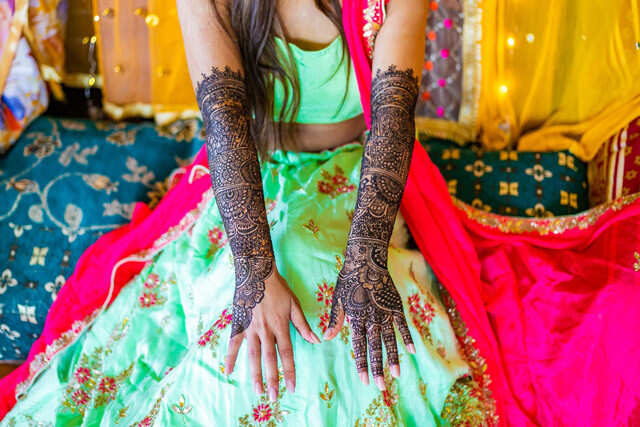 Warm & Joyous Mehendi Ceremony Photo Ideas You Wouldn't Want to Miss |  Mehendi outfits, Indian bridal outfits, Mehandi outfits