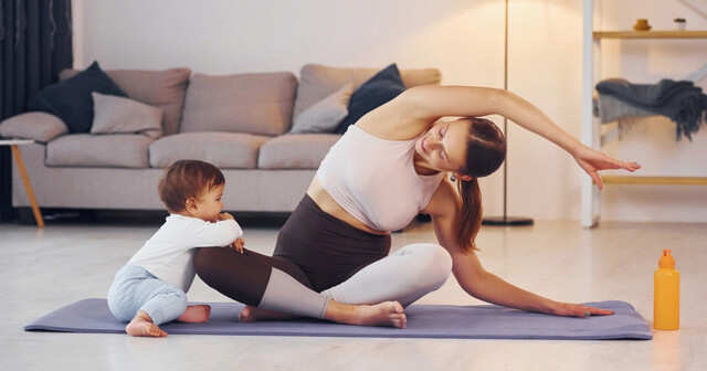 Meet the mum who breastfeeds while doing yoga