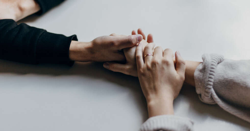 Cracking The Code Of Online Dating's Traffic Light Signals - Vimarsana News