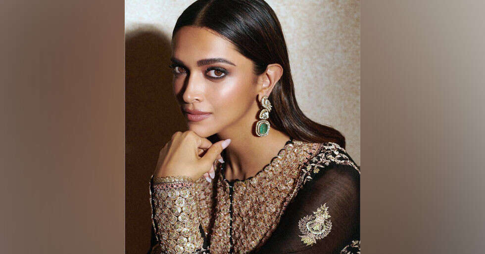 Here’s How To Recreate Deepika Padukone’s Smokey Lid | Femina.in